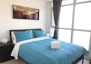 Luxurious 2 bedroom Condo 5 mins from the CN Tower