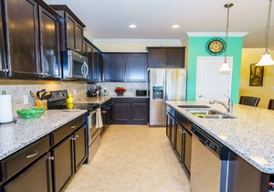 LUXURY RESORT ACROSS THE STREET FROM CLUBHOUSE. MINUTES TO DISNEY & SHOPPING.