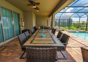 LUXURY RESORT ACROSS THE STREET FROM CLUBHOUSE. MINUTES TO DISNEY & SHOPPING.