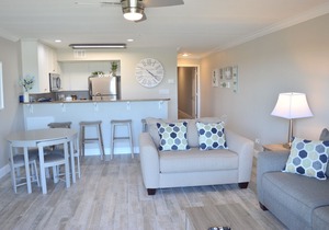 Maravilla Remodeled Poolside Condo🌞🌞Hallway Bunks😎😎Curved Tv🌴No Pets