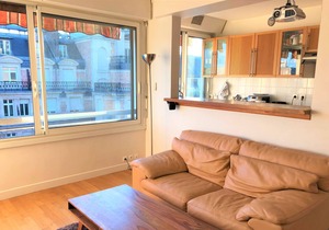 Modern and luminous flat near Champs Elysees