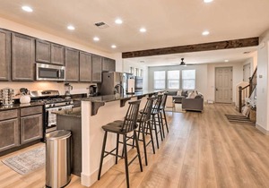 Modern Flagstaff Home Hot Tub, 3 Mi to Dtwn!