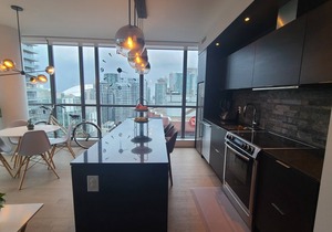 Modern Luxurious Condo in Downtown