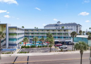 Pelican Pointe 112:Walk to Beach~Pool~Free Parking