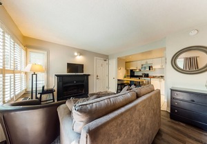Renovated studio, steps to resort pool, ski lift & shuttle