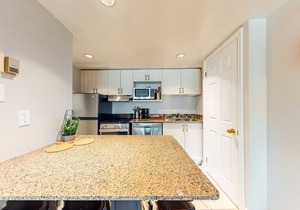 Renovated studio, steps to resort pool, ski lift & shuttle