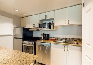 Renovated studio, steps to resort pool, ski lift & shuttle