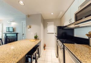 Renovated studio, steps to resort pool, ski lift & shuttle