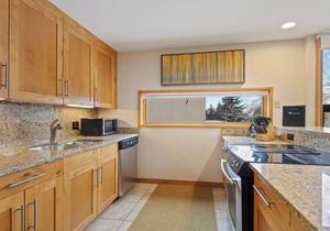 Spacious 2BR Open Concept Remodeled Kitchen & Baths | Flexible Sleeping