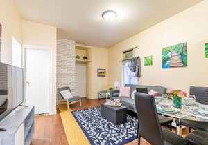 Spacious 3BR Apartment - Steps Away From Leslieville!