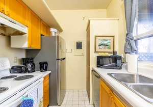 Spacious 3BR Apartment - Steps Away From Leslieville!
