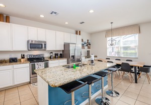 Spacious 4BR townhome in Kissimmee with lake views, perfect for families!