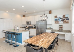Spacious 4BR townhome in Kissimmee with lake views, perfect for families!