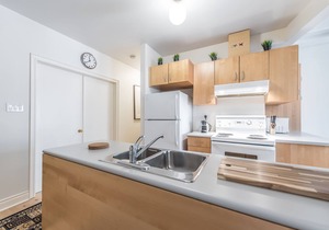 Spacious Urban King West 2 Bedroom With Parking