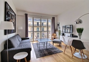 SUNDRENCHED HAUSSMANIAN LUXURY PIED-À-TERRE IN CHAMPS ELYSEES