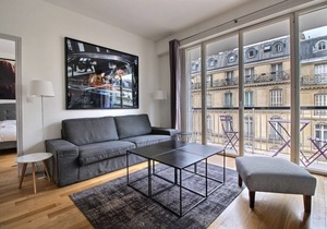 SUNDRENCHED HAUSSMANIAN LUXURY PIED-À-TERRE IN CHAMPS ELYSEES