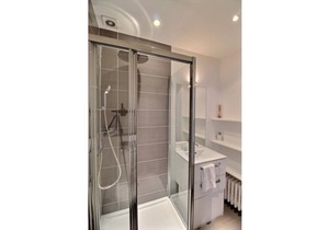 SUNDRENCHED HAUSSMANIAN LUXURY PIED-À-TERRE IN CHAMPS ELYSEES