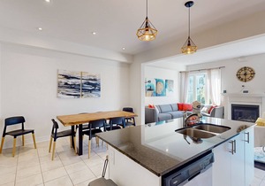 Sunny & sleek townhouse with shared pool - near skiing & golf