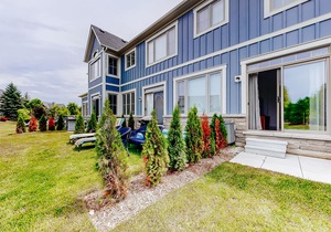 Sunny & sleek townhouse with shared pool - near skiing & golf