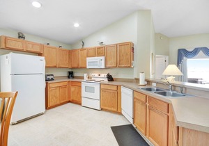 Tranquil Pool Retreat near Disney, Shopping, and dining - two master bedrooms