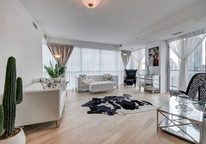 Trendy 3 BD Condo KING ST. WEST heart of TO