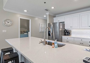 Updated Leeward Key 1005, 2 bed/2 Bath, Beach Service beautiful condo