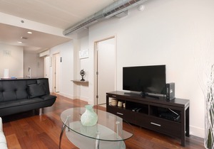 Urban Apartment near Transit, 24h Gym Access, A/C, City Views!