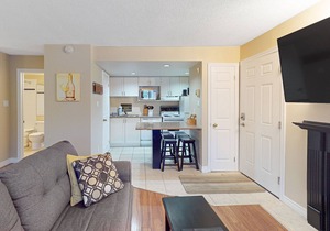 Walk to lifts Updated studio w/fireplace & shared pool & tennis