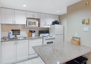 Walk to lifts Updated studio w/fireplace & shared pool & tennis