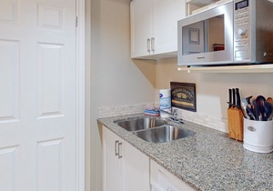 Walk to lifts Updated studio w/fireplace & shared pool & tennis