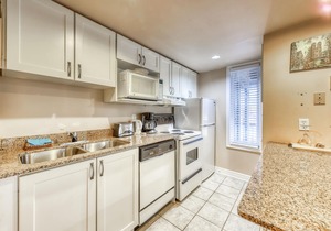 Walk to lift/shuttle Cozy condo w/shared pool, tennis - dogs OK