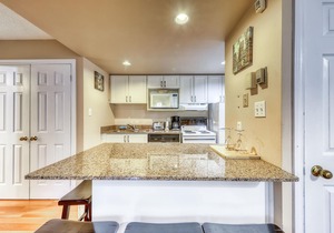 Walk to lift/shuttle Cozy condo w/shared pool, tennis - dogs OK