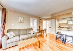 Walk to lift/shuttle Cozy condo w/shared pool, tennis - dogs OK
