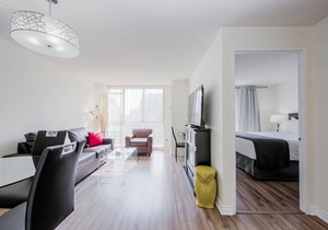 Walk to Sick Kids Hospital Bay St. Condo (Sleeps 4) w Big Balcony & Free Parking