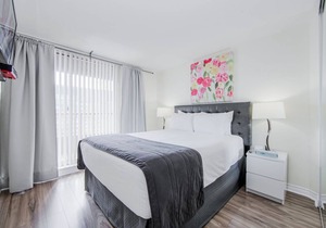 Walk to Sick Kids Hospital Bay St. Condo (Sleeps 4) w Big Balcony & Free Parking