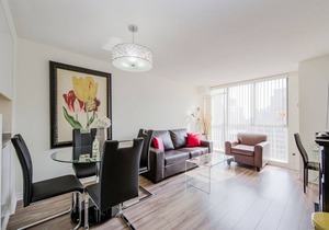 Walk to Sick Kids Hospital Bay St. Condo (Sleeps 4) w Big Balcony & Free Parking