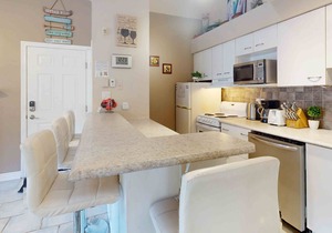 Walk-to-slope condo w/fireplace, pool & tennis