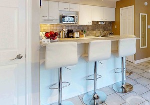Walk-to-slope condo w/fireplace, pool & tennis