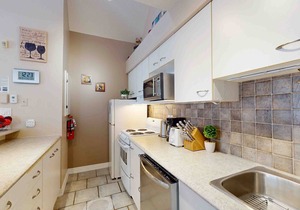 Walk-to-slope condo w/fireplace, pool & tennis