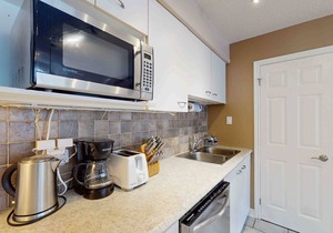 Walk-to-slope condo w/fireplace, pool & tennis