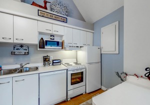 Well-located studio with seasonal pool, tennis, fireplace & full kitchen