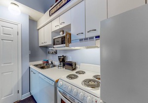 Well-located studio with seasonal pool, tennis, fireplace & full kitchen