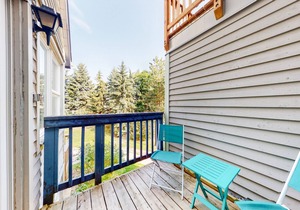 Well-located studio with seasonal pool, tennis, fireplace & full kitchen