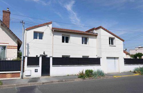 Neuilly-sur-Marne Bed & Breakfast | 100 m² Bed and breakfast ∙ 4 bedrooms ∙ 12 guests