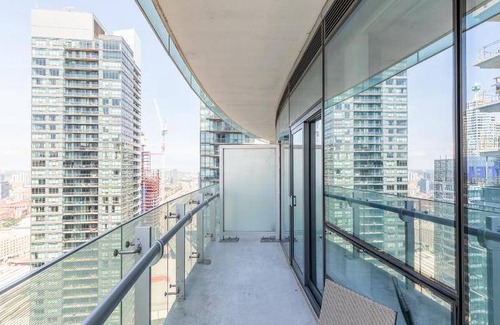 Toronto Entertainment District Apartment | 110 m² Apartment ∙ 3 bedrooms ∙ 8 guests