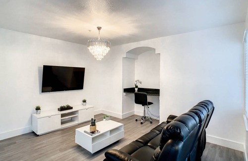 Metro West Condo | 111 m² Condo ∙ 2 bedrooms ∙ 4 guests