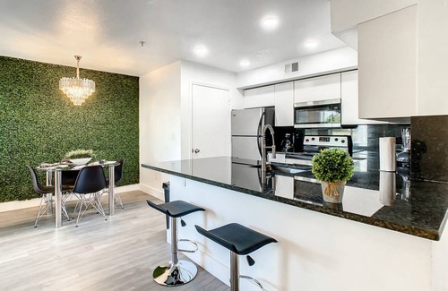 Metro West Condo | 111 m² Condo ∙ 2 bedrooms ∙ 4 guests