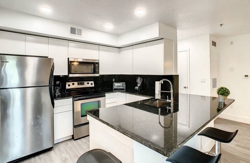 Metro West Condo | 111 m² Condo ∙ 2 bedrooms ∙ 4 guests