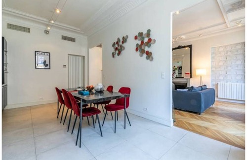 Champs-Elysees Apartment | 113 m² Apartment ∙ 2 bedrooms ∙ 4 guests