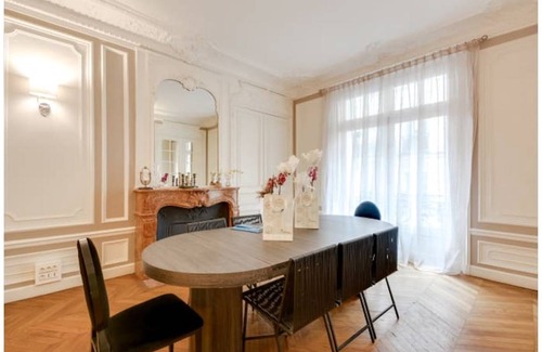 8th Arrondissement Apartment | 160 m² Apartment ∙ 3 bedrooms ∙ 6 guests